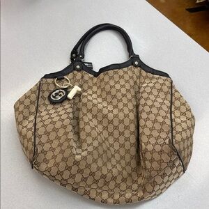 Gucci Tan and Black Signature Tote needs some ❤️